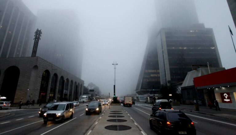 Frente fria traz chuvas fortes e ventos a partir de segunda em SP