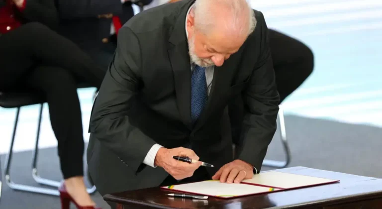 Lula assina Medida Provisória e eleva piso salarial dos professores a R$ 5.130,63 em 2026