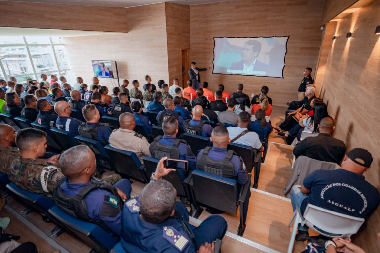 Prefeitura capacita profissionais da segurança para abordagem humanizada em tentativa de suicídio