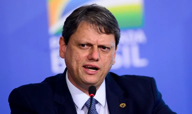 Tarcísio de Freitas promove distanciamento do PL e de Flávio Bolsonaro na definição da candidatura a vice de São Paulo