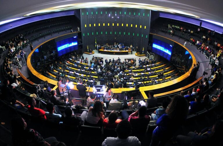 Comissão especial da Câmara prevê votar o fim da escala 6×1 ainda em maio