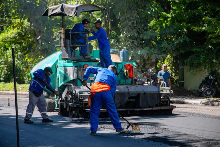 Rua Praia de Tramandaí, em Vilas do Atlântico, recebe nova camada de asfalto durante obra do Pavimenta Lauro