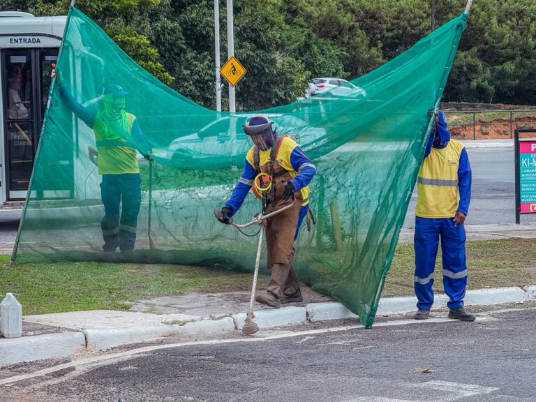 Prefeitura de Lauro de Freitas inicia a semana com força-tarefa de limpeza urbana