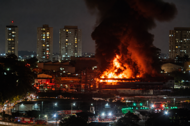 Incêndio em galpão de Guarulhos mobiliza 38 bombeiros e dura mais de 10 horas