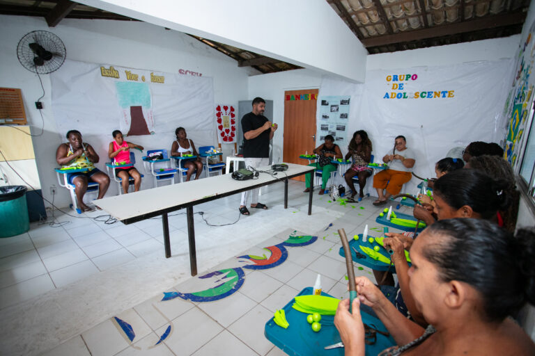 CRAS de Portão transforma criatividade em autonomia e renda através de oficina de flores artesanais
