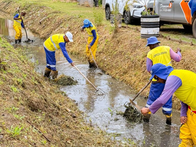 Ações de drenagem e limpeza de canais avançam em Lauro de Freitas