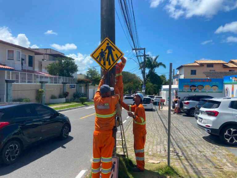 Sinaliza Lauro reforça segurança viária nos bairros de Miragem e Itinga