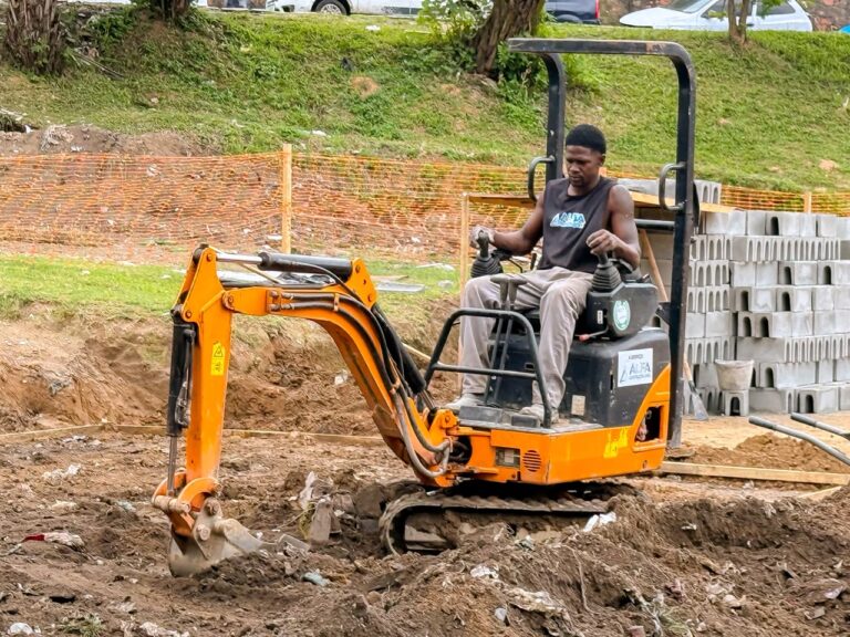 Obras avançam na Arena Pela Porco que ganhará campo com grama sintética e área de Futevôlei