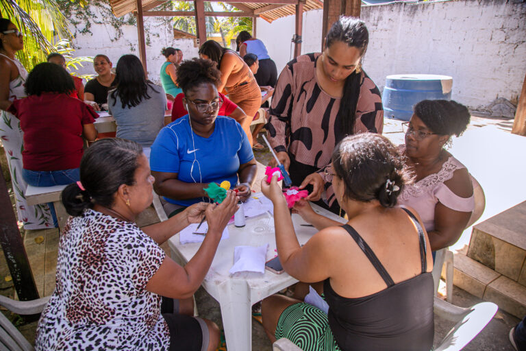 Prefeitura de Lauro de Freitas fortalece autonomia e aprendizado feminino em oficina de artesanato no CRAS Caji