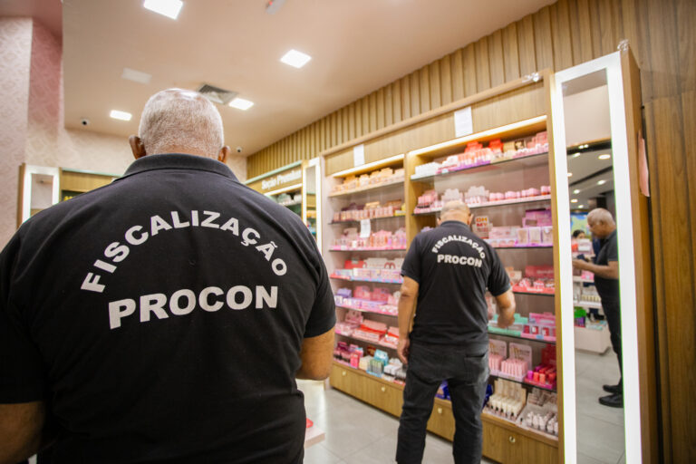 Procon de Lauro de Freitas reforça proteção ao consumidor com fiscalização em lojas de cosméticos