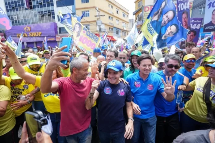 Caminhada com ACM Neto reúne multidão em Vitória da Conquista neste sábado