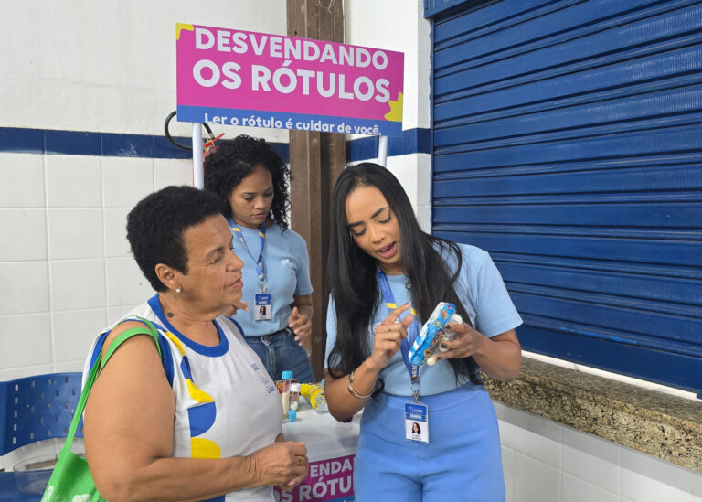 Desvendando Rótulos leva educação alimentar a estudantes da EJA