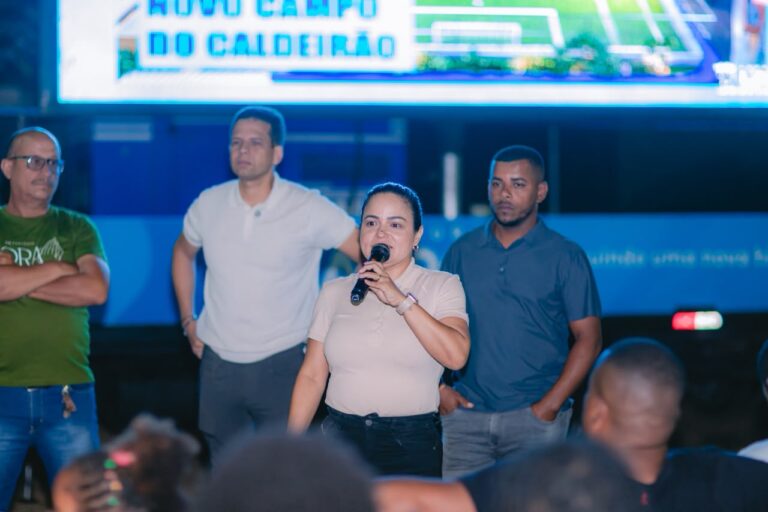Prefeita Débora Regis e comunidade discutem requalificação do Campo do Caldeirão em Itinga